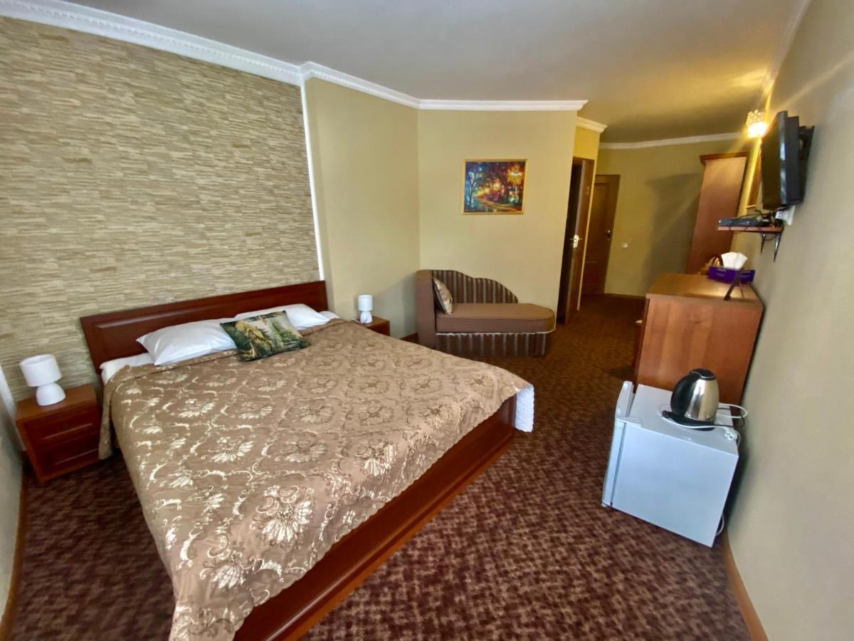 Hotel Three Korony Skhidnytsia ภายนอก รูปภาพ